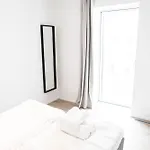Modern Spacious 2-Bed Apartment By The Harbour