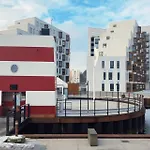 Modern Spacious 2-Bed Apartment By The Harbour