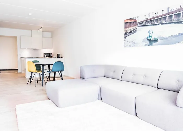 Modern Spacious 2-Bed Apartment By The Harbour